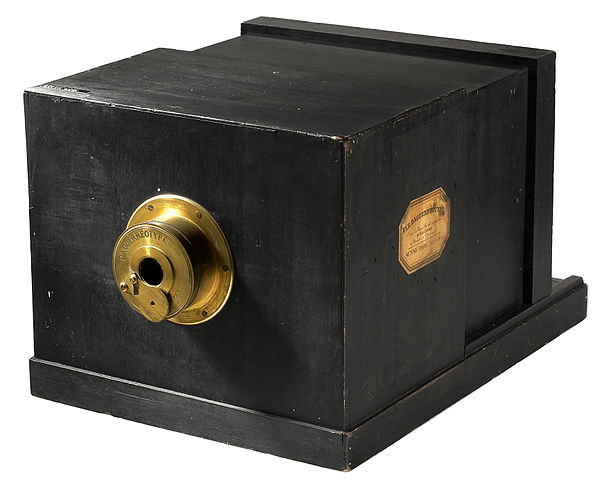 602px-Susse_Frére_Daguerreotype_camera_1839.jpg