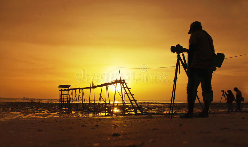 une-silhouette-d-un-photographe-dans-l-action-31983729.jpg