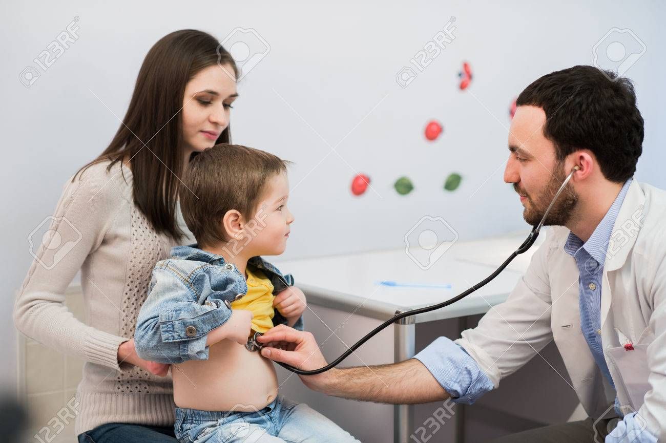 58539521-médico-pediatra-de-examen-del-niño-madre-sosteniendo-al-bebé-.jpg