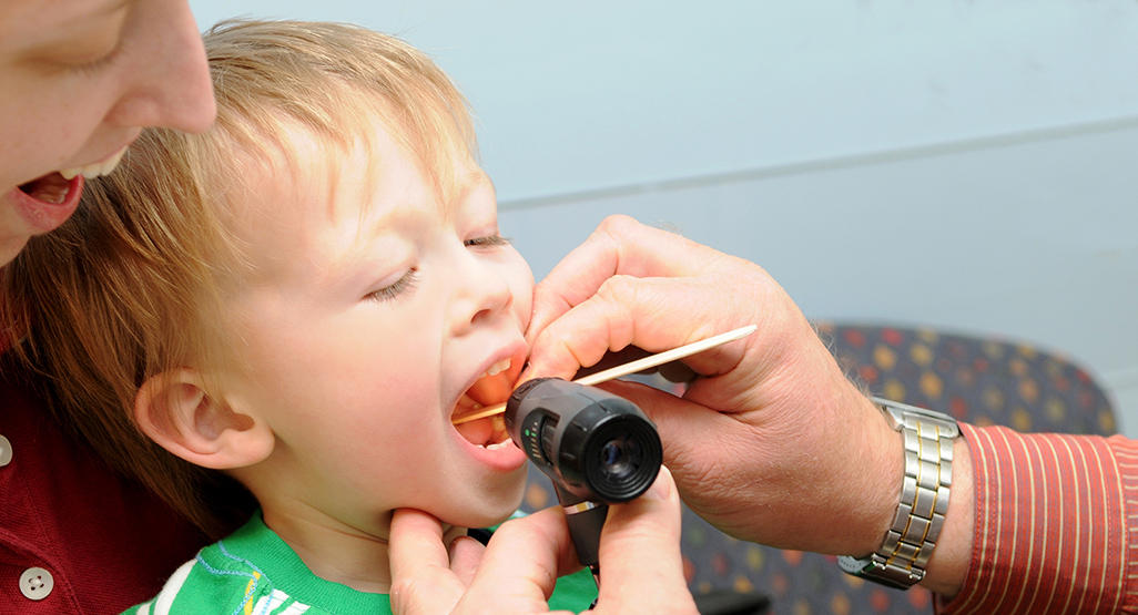 Обработка полости рта ребенку. Орошение полости рта у детей. Орошение горла детям 2 года. Орошать горло детям с года.