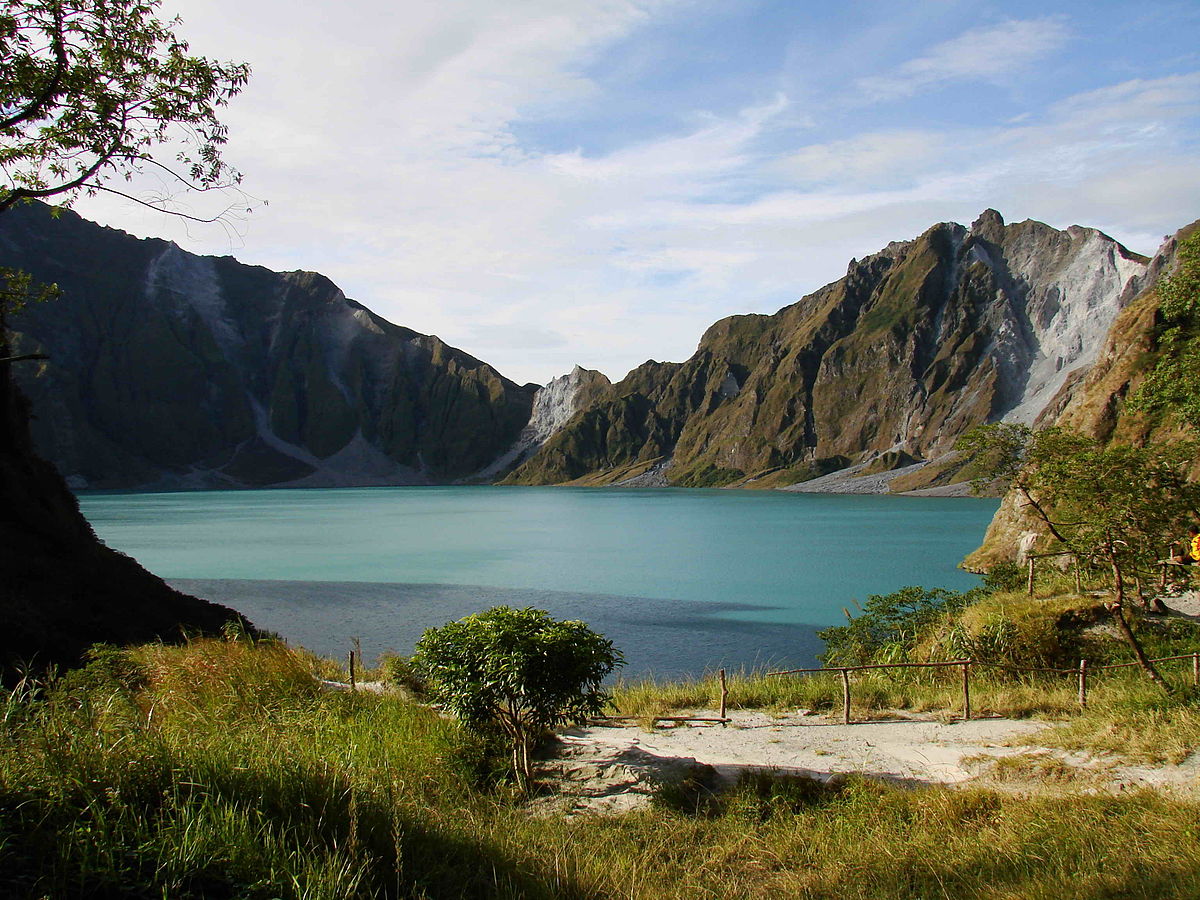 1200px-Mount_Pinatubo_20081229_01.jpg