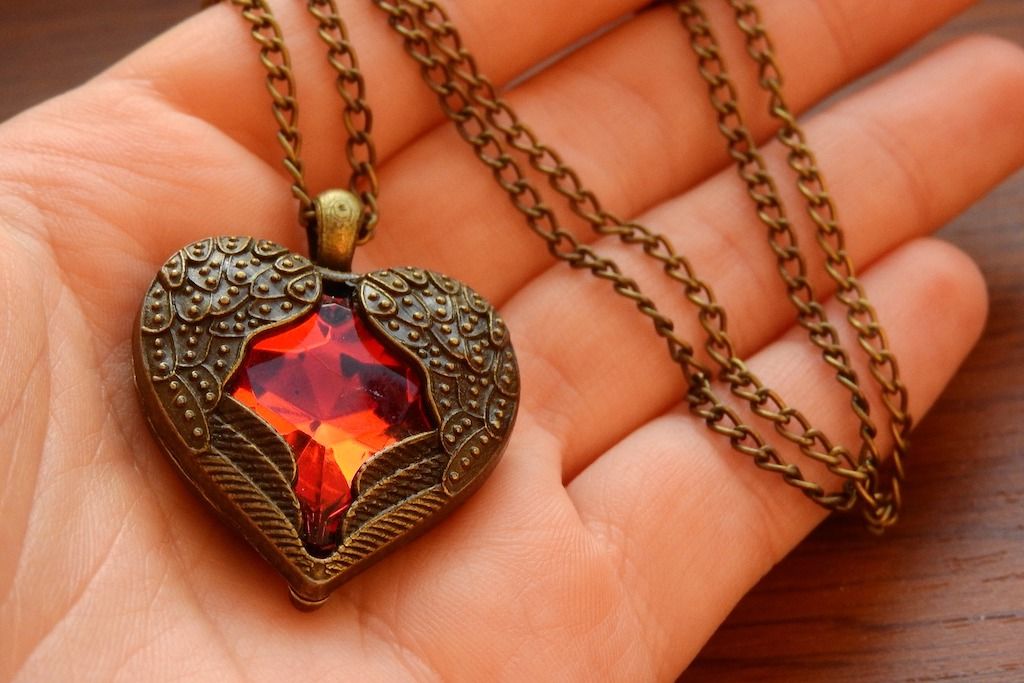 necklace-with-winged-heart-2900736_1920.jpg