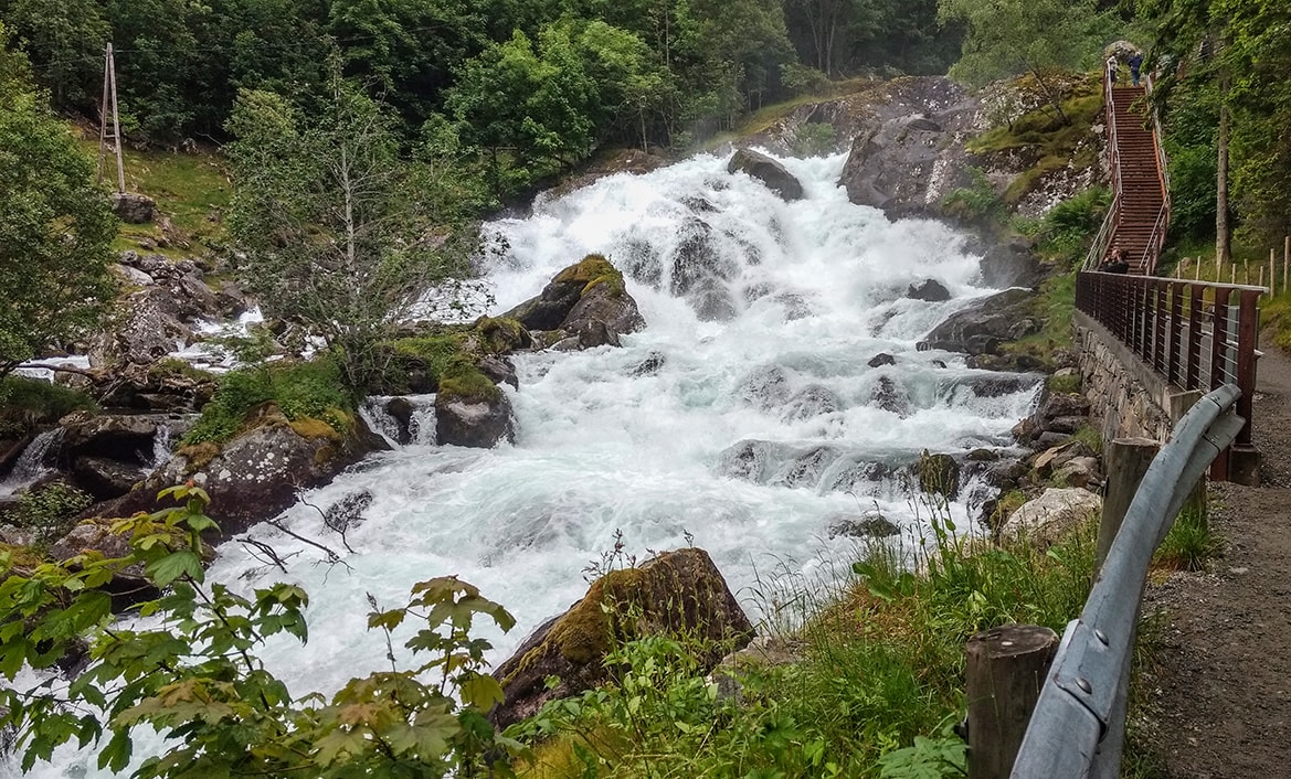 Geiranger_foss-min.jpg