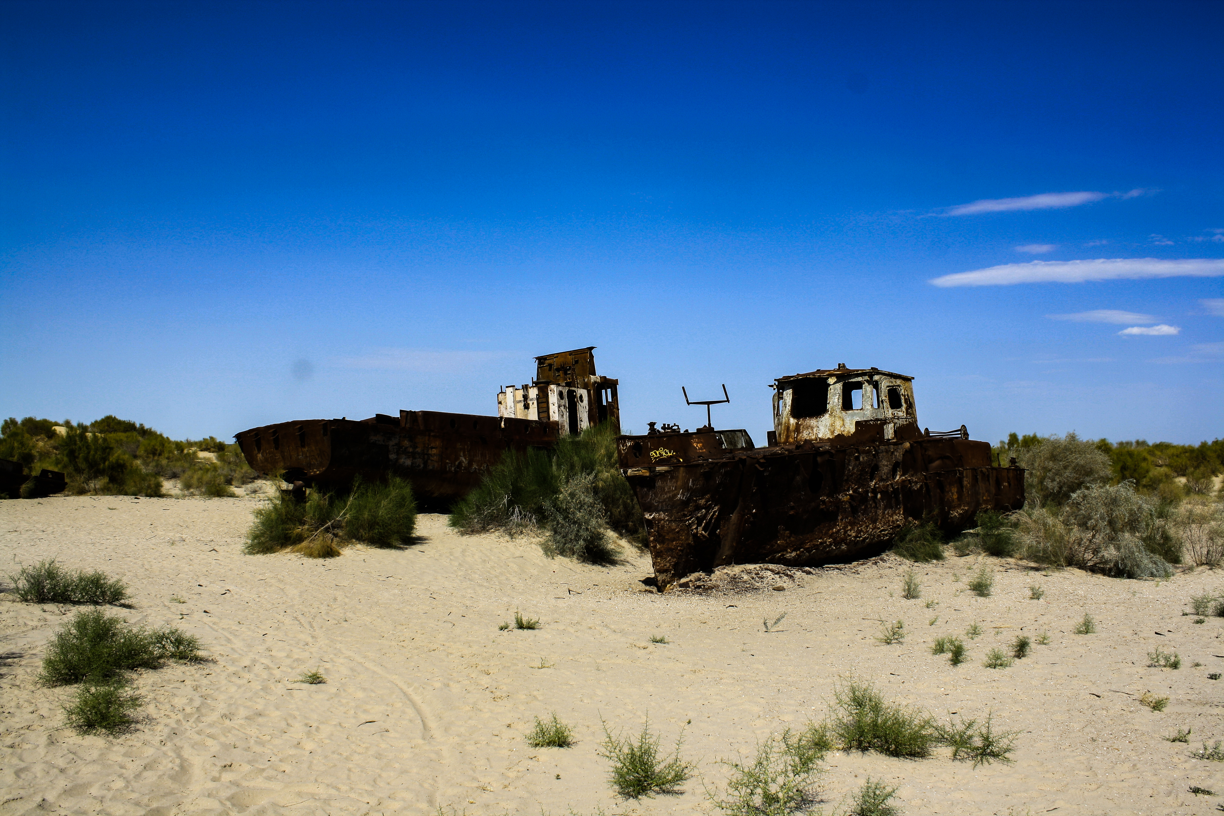 Аральское море фото. Каракалпакстан кладбище кораблей. Заводы на Аральском море. Moynaq City. Moynaq Aral tenizi2022mayaq.