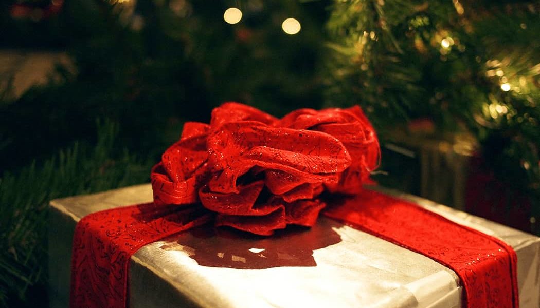 christmas-gift-red-1050x600.jpg