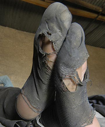 Дырявые вонючие грязные носки. Потные носочки