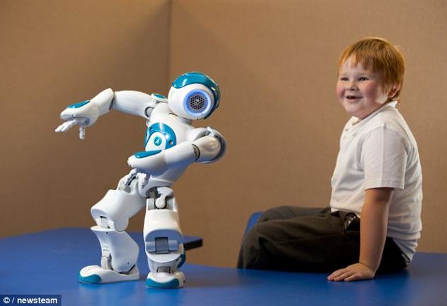 Робот и мальчик фулл. Роботы для детей. Мальчик робот. Робот для детей 5 лет. Маленький робот для детей.