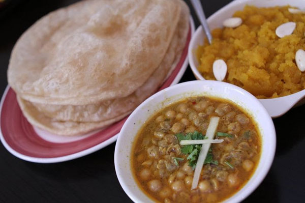 Halwa-Poori-Cholay.jpg