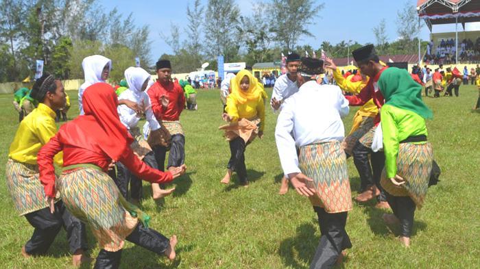 500-pelajar-menari-dampeng_20160428_105706.jpg