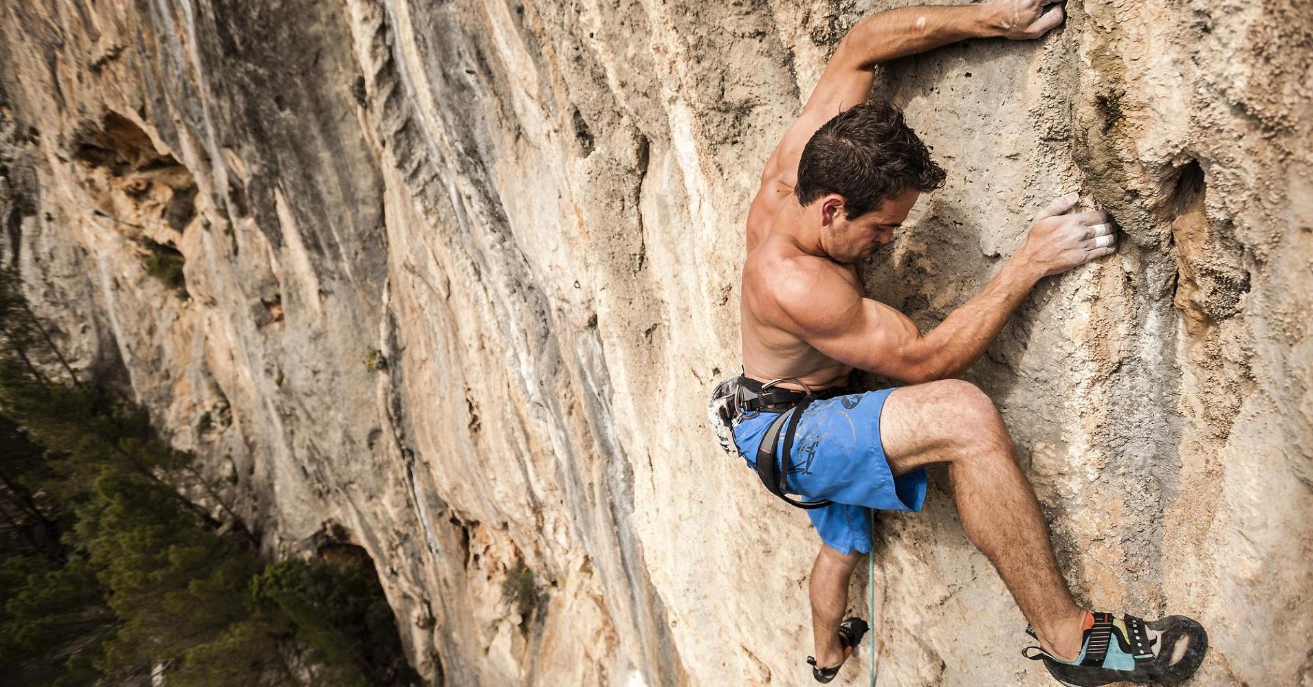 He climb перевод. Лазание по горам. Лазать по горам. Скалолаз. Мужчина скалолаз.