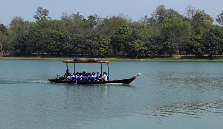 1524247543boating-on-the-tank-ramsagar.jpg