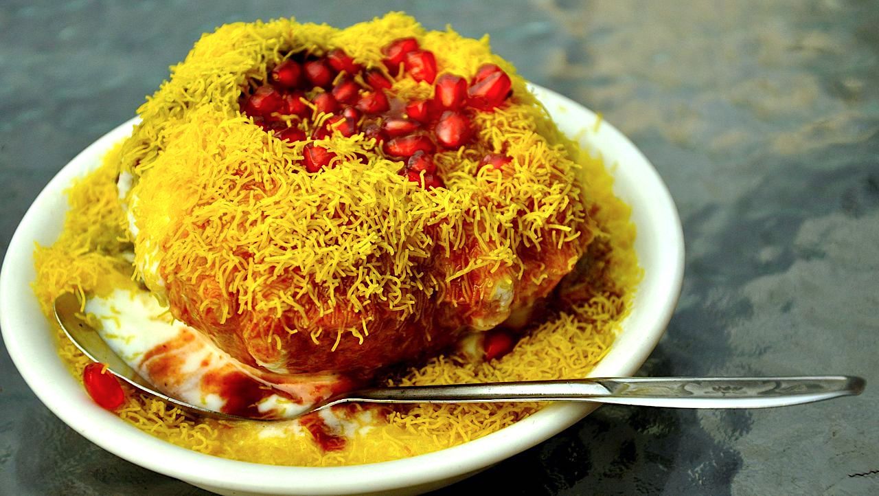 Raj_kachori_with_sev.JPG