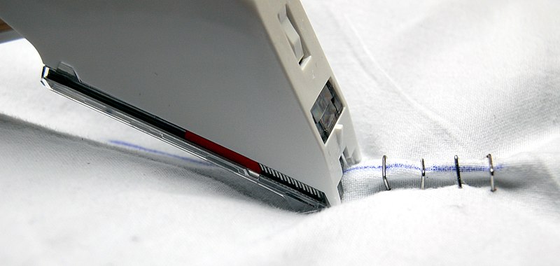 800px-Skin_stapler_closeup.jpg