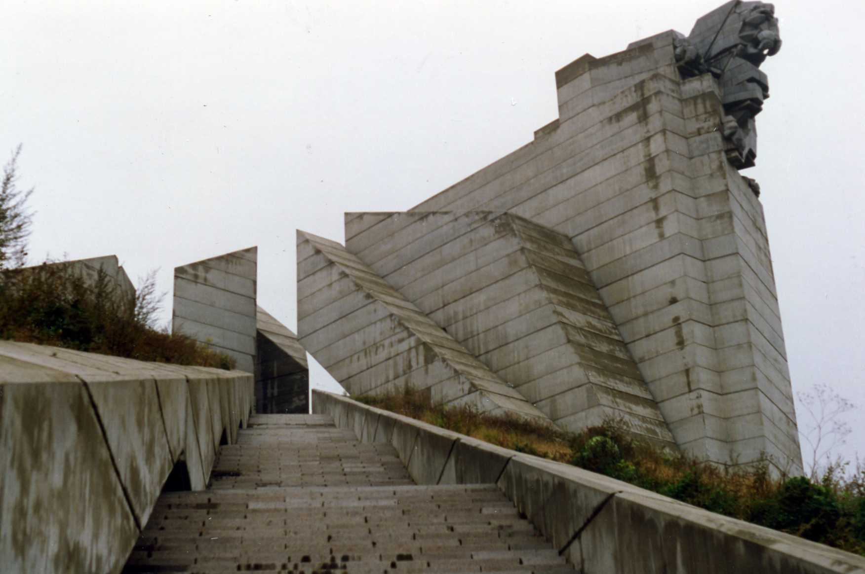 Шумен,_България_OKT_1993_-_1300_years_of_Bulgaria_Monument_Shumen..jpg