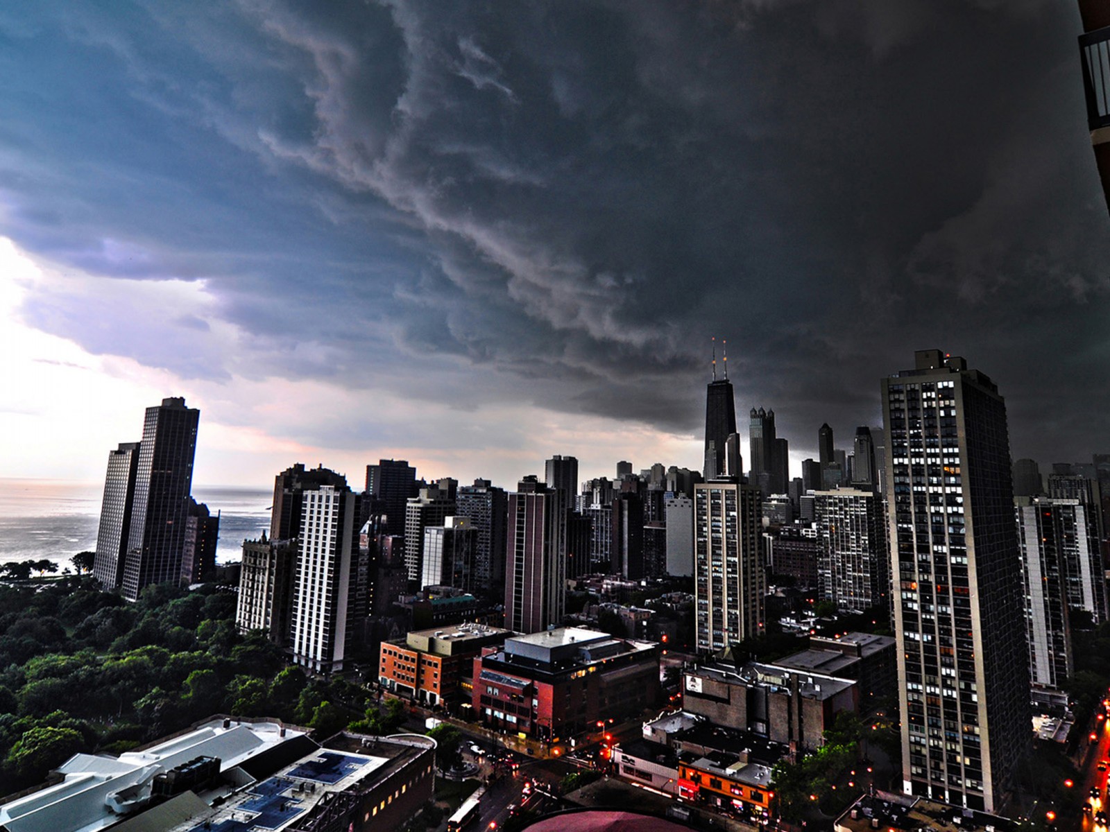 Dark-City-Storm_clouds_over_chicago-Wallpapers-HD-2560x1440-1600x1200.jpg