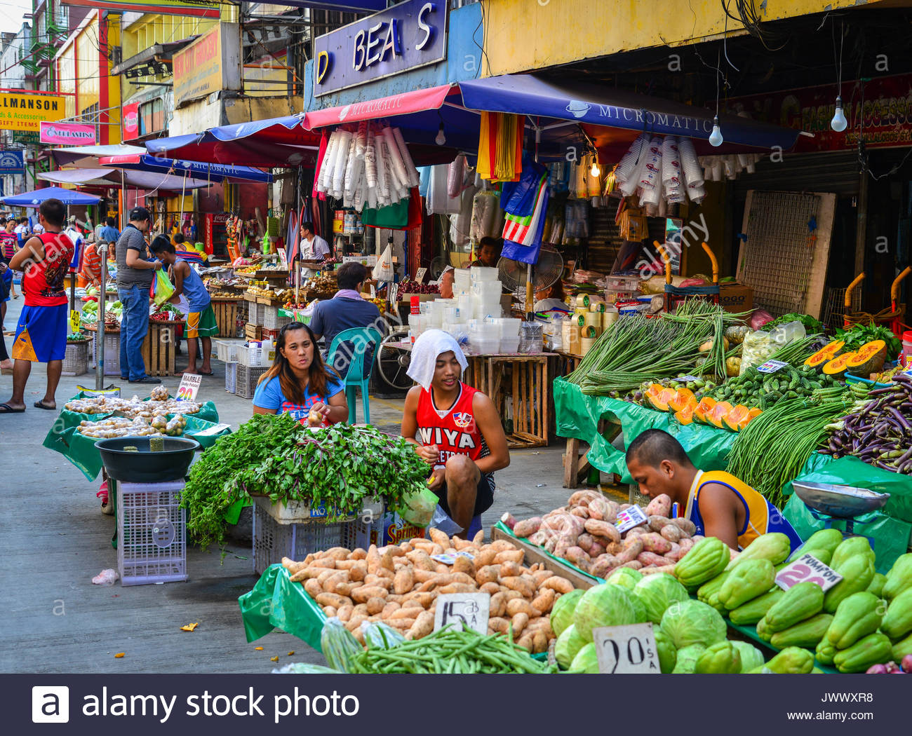 manila-philippines-apr-12-2017-selling-vegetables-at-street-market-JWWXR8.jpg