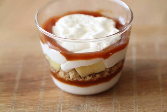 Crumble-aux-pommes-crème-fouettée-et-caramel3.jpg