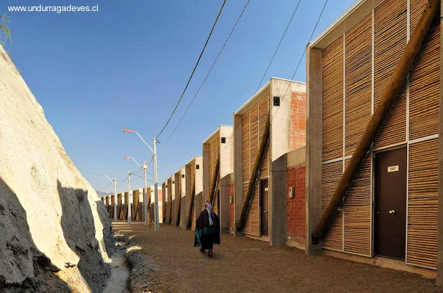 Fachadas con puerta de acceso sobre la calle del frente.jpg