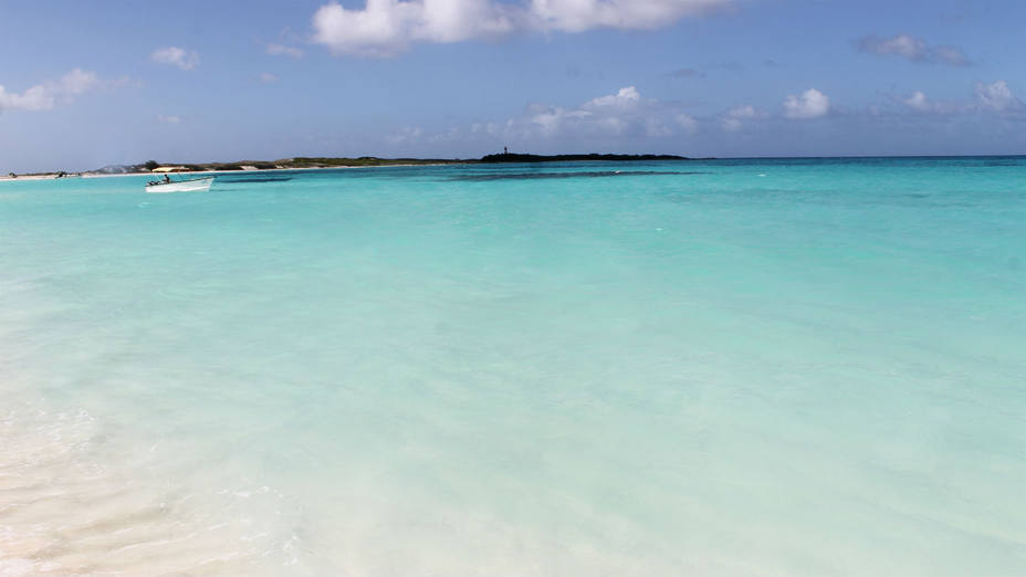 playa los roques 2.jpg