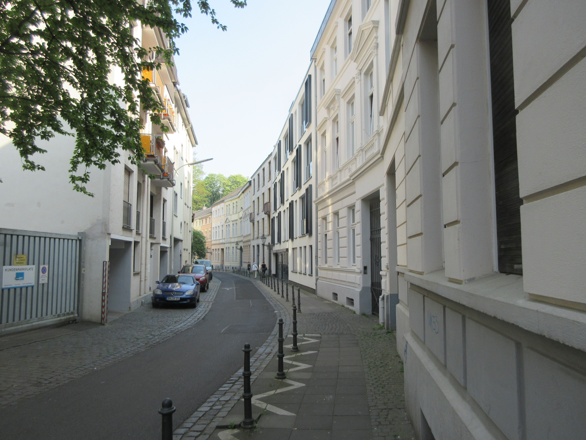 04_bonn_narrow_street.png