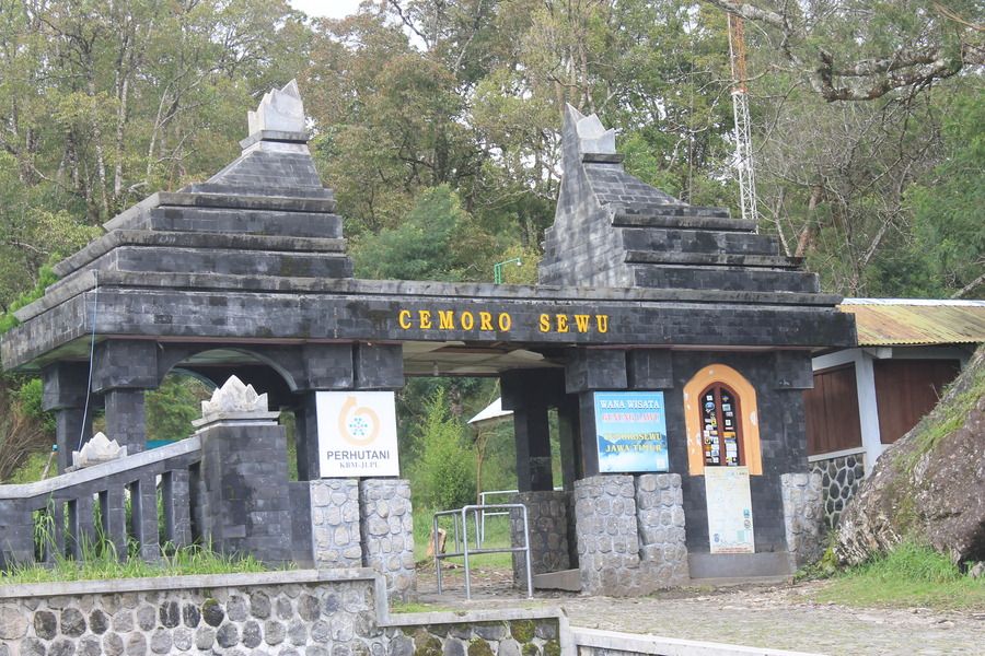 Pintu-masuk-Cemoro-Sewu.jpg