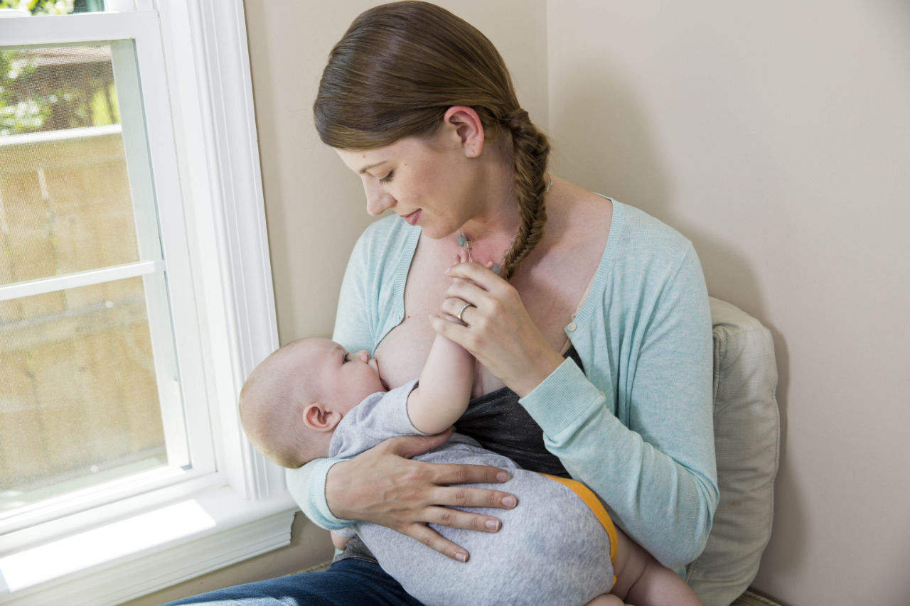 Breast mommy. Грудное вскармливание. Кормление грудью. Кормящая женщина. Кормит грудью.