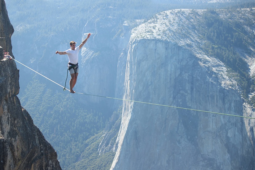 Unbelievable-Picture-of-a-Crazy-Man-Highlining-In-Yosemite-National-Park.jpg