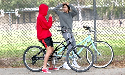 justin-bieber-selena-gomez-biking-2017-2.jpg