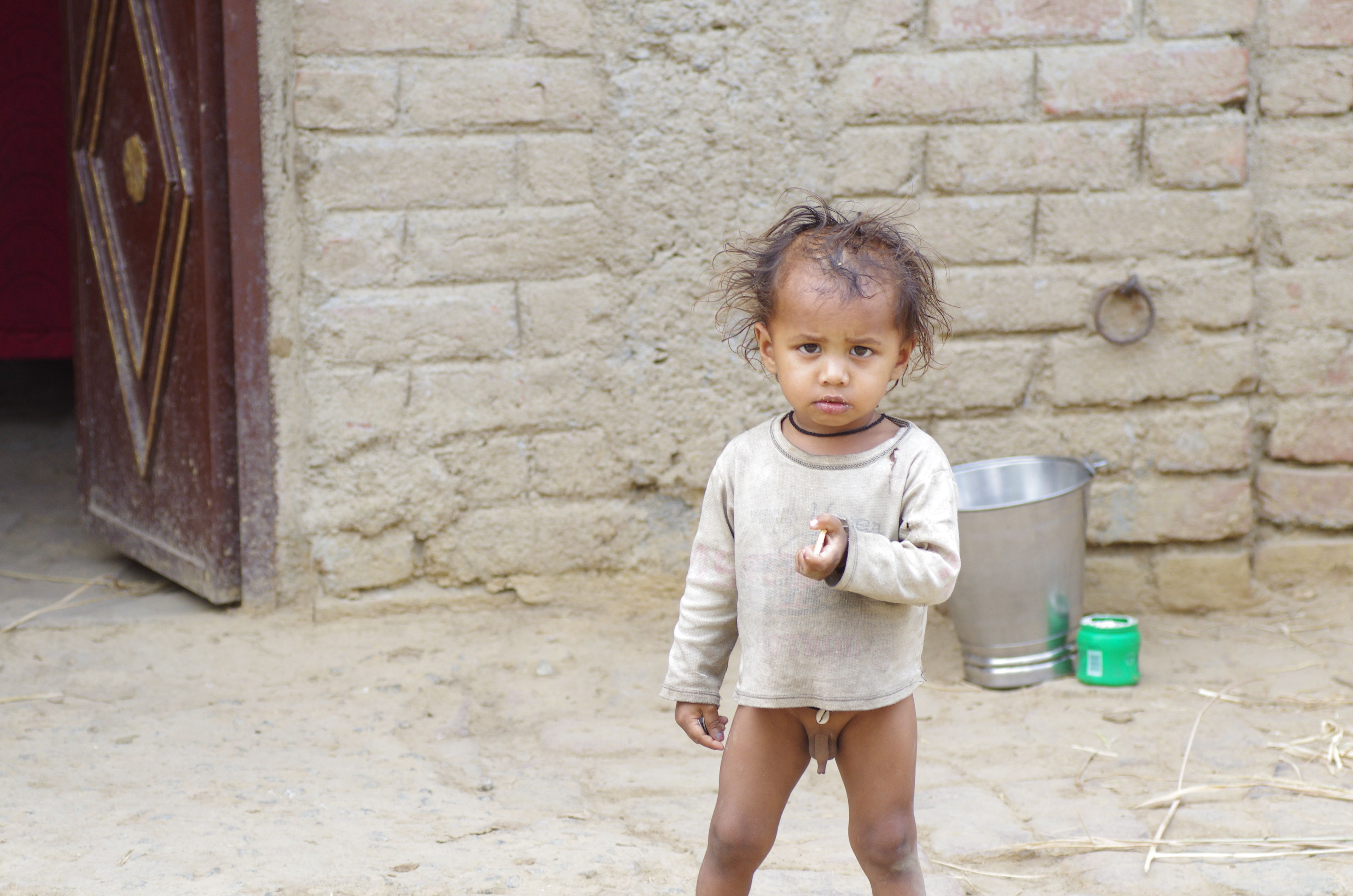 Дети без штанов. Маленький индийский мальчик. Детишки без штанишек Индии. Малыши в Индии без трусов.