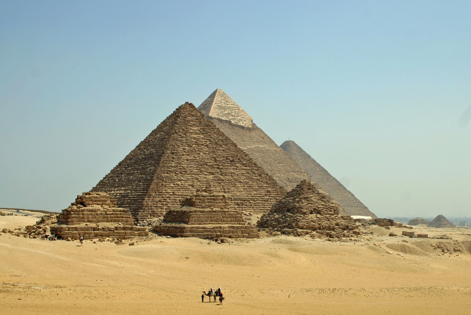Package_Holidays_To_Egypt,_The_Pyramids_Of_Giza_-_panoramio.jpg