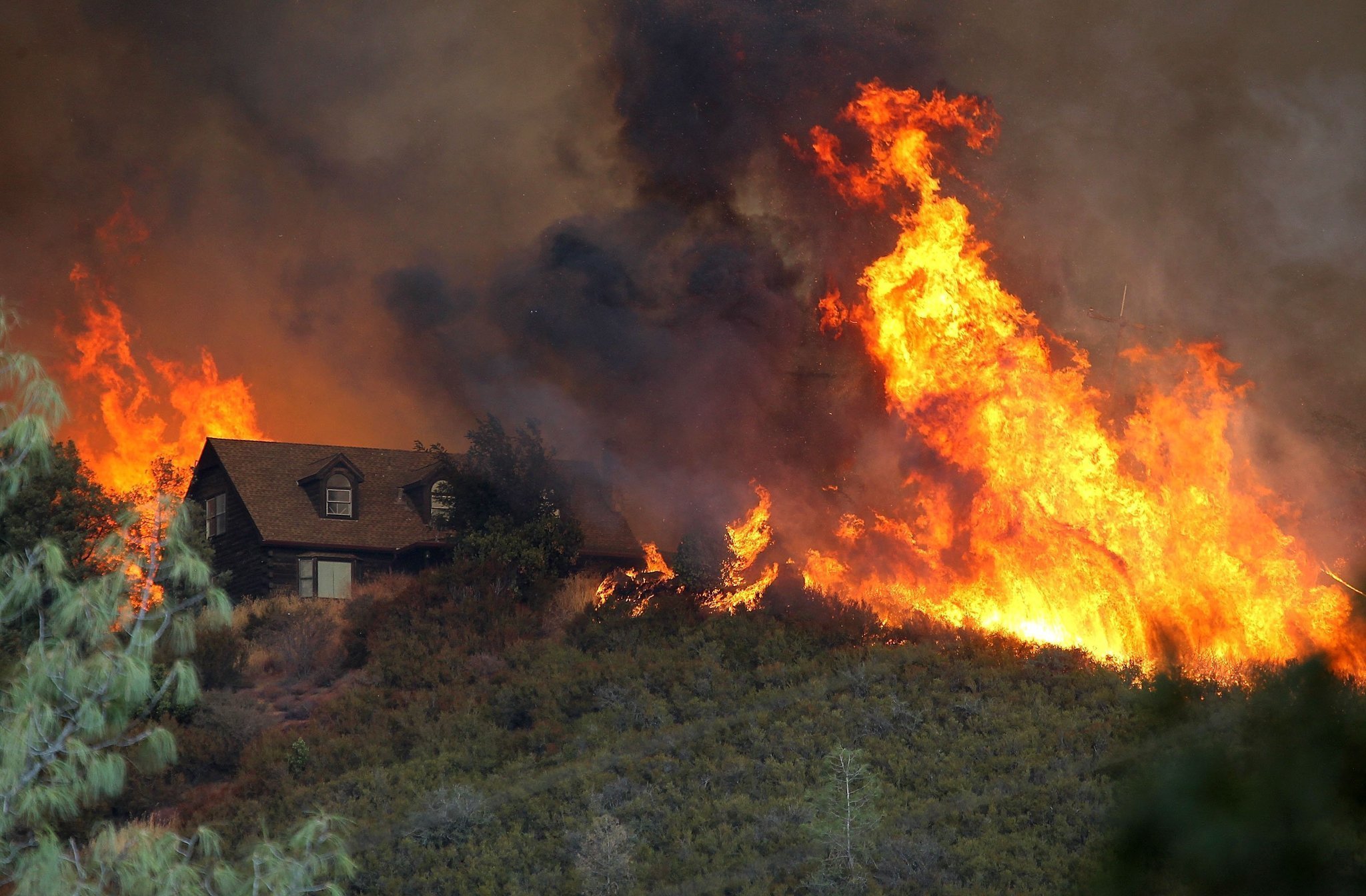 la-me-ln-northern-california-fire-explodes-24-homes-lost-thousands-threatened-20150802.jpg