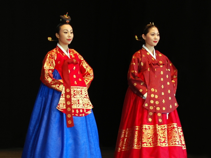 79491955_3035399_Korean_costumeHanbokDanguiSeuranchima01.jpg