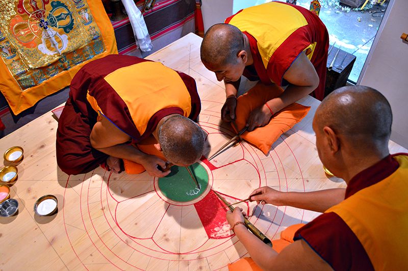 sand-mandala-tibetan-monks-5.JPG