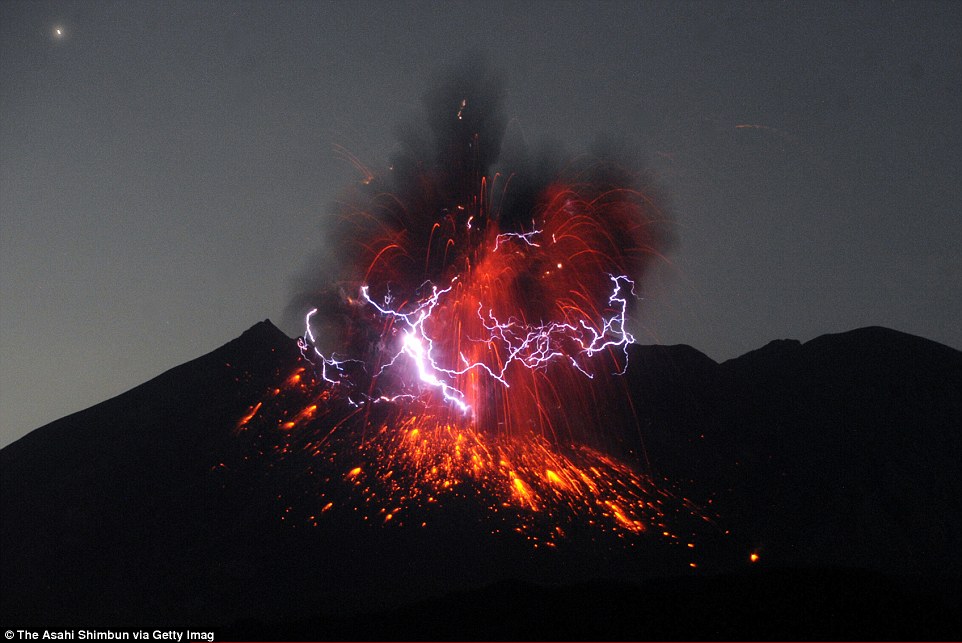 3699D85E00000578-3711378-Plumes_of_smoke_cracks_of_lighting_and_a_river_of_lava_came_bell-a-15_1469650948351.jpg