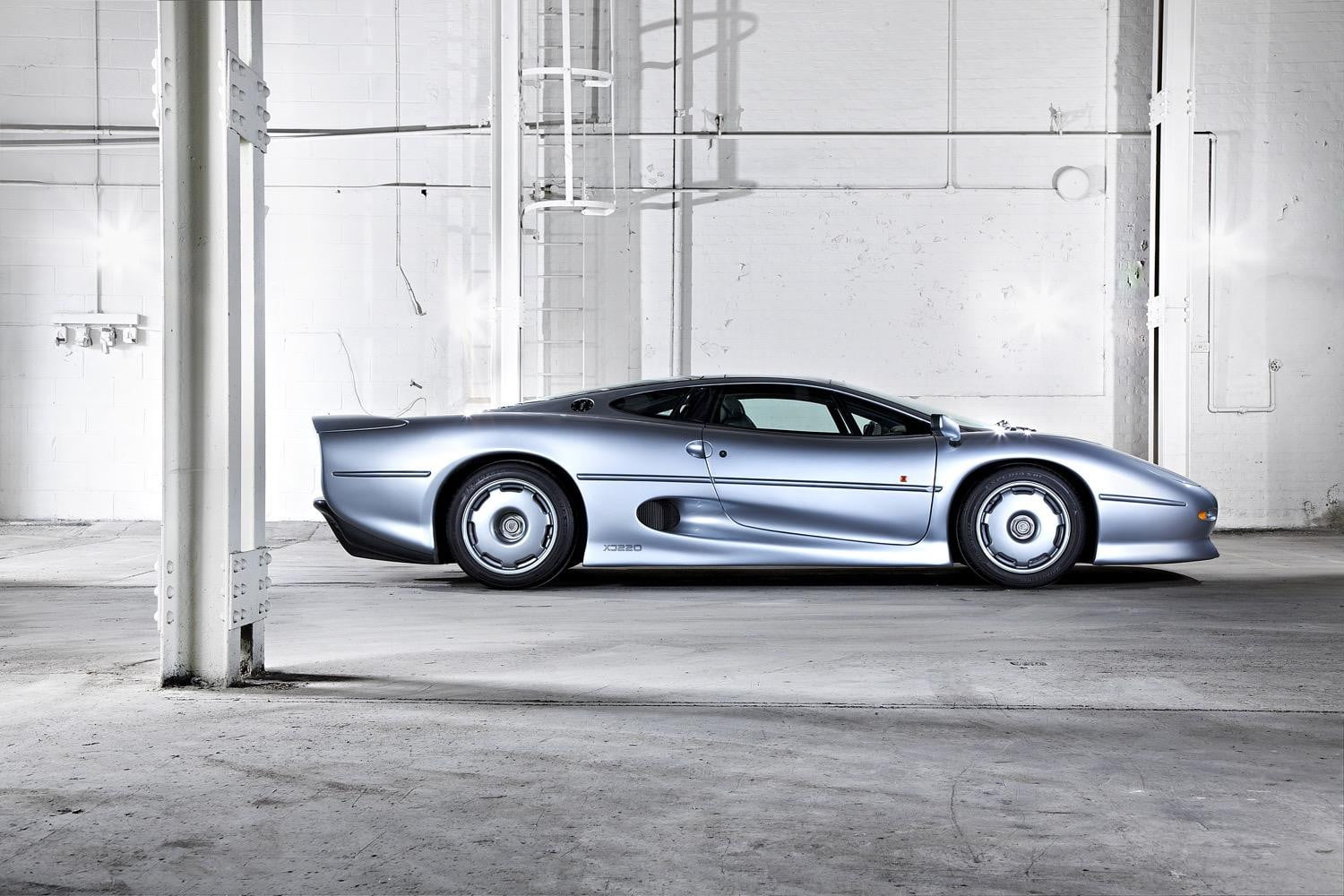 jag_heritage_xj220_1992_01-1-1500x1000.jpg