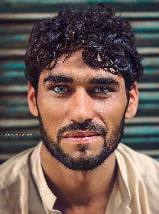 Faces_of_walled_city,_Lahore_2.jpg