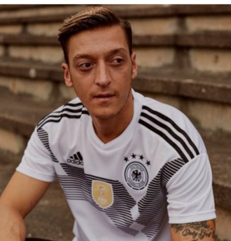 Mesut Özil has a strong resemblance to Enzo Ferrarie