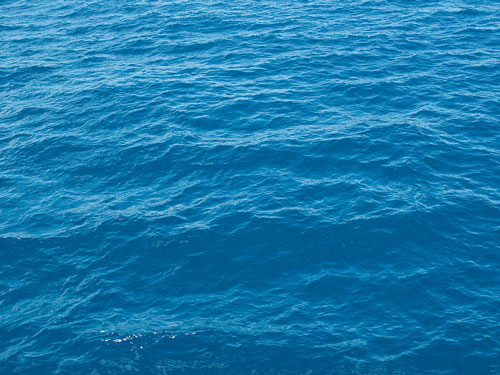 800px-Blue_water,_Lake_Tahoe-.jpg