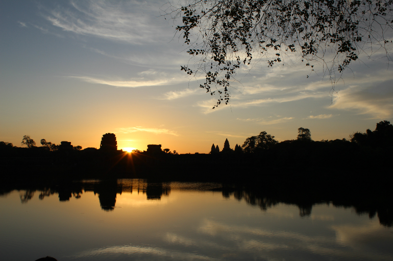 Angkor_Wat_im_Sonnenaufgang.jpg