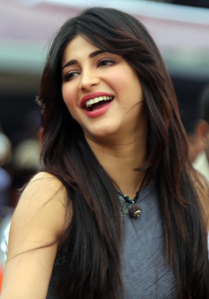 Shruti-Hassan-Cute-HD-Wallpaper-funroundup-2-715x1024.jpg