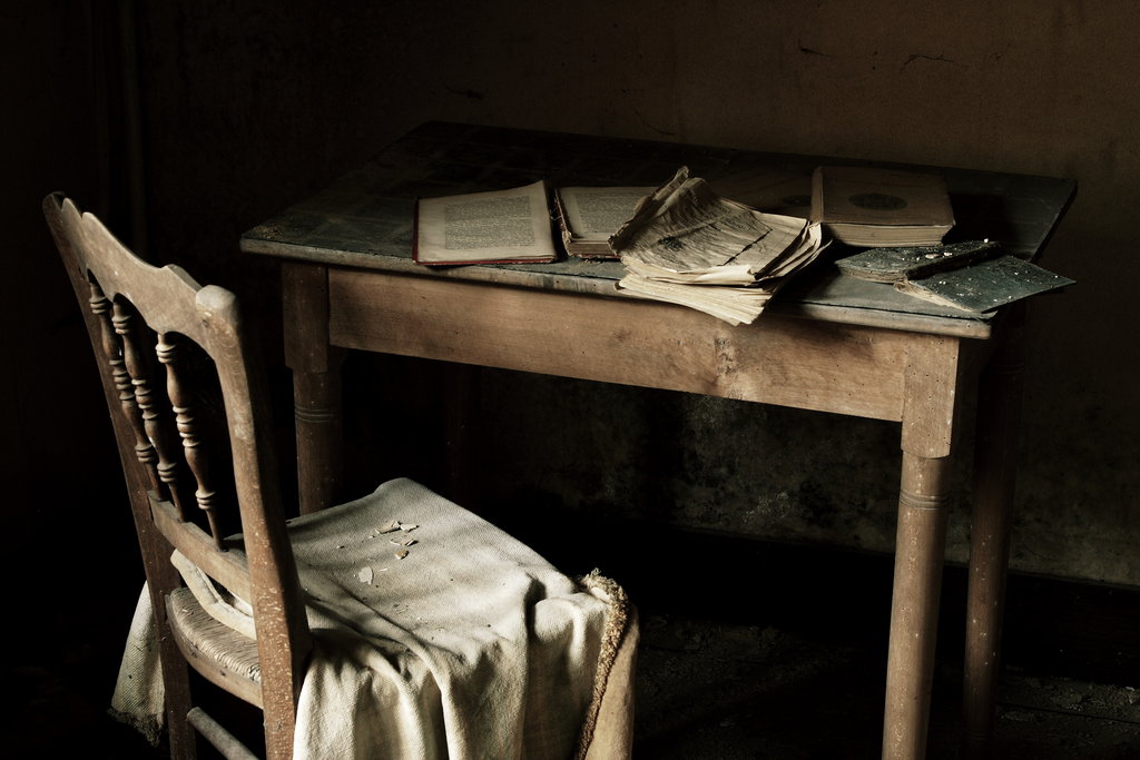 Темная комната книга. Письменный стол писателя. Старая комната со столом. Старинная комната со столом. Стол в заброшенном доме.