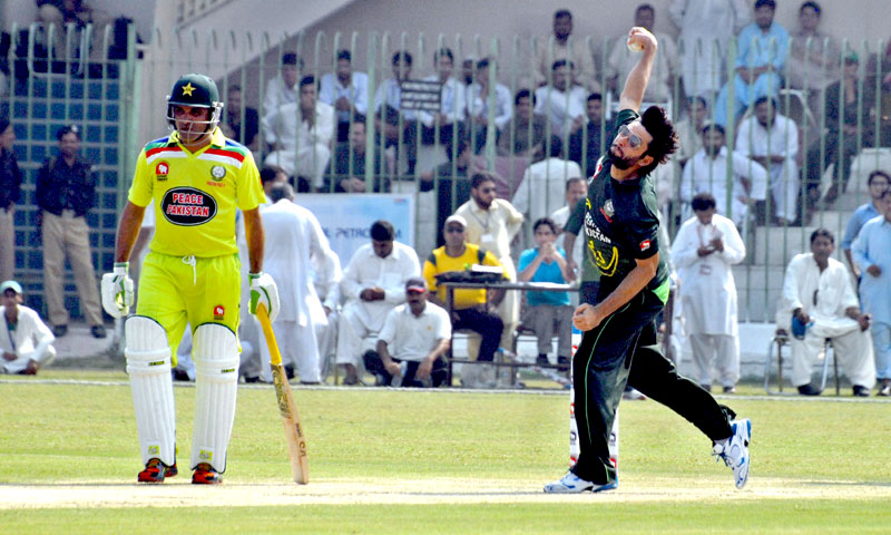 Shahid-Afridi-in-action-at-the-Arbab-Niaz-Stadium-in-Peshawar.-Photo-by-White-Star.jpg