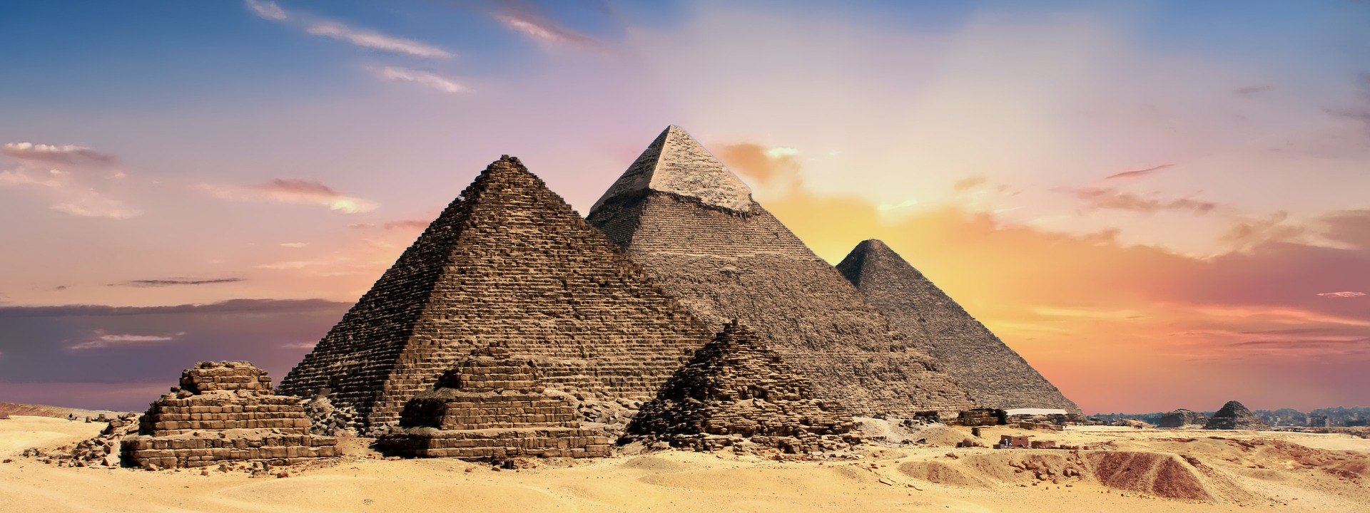 pyramids-2371501_1920.jpg