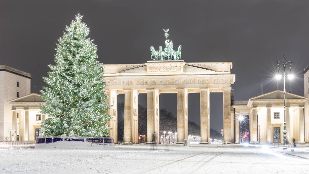 erster-schneefall-im-winter-2017-2018-in-berlin-verzaubert-den-beleuchteten-weihnachtsbaum-am-brandenburger-tor-.jpg