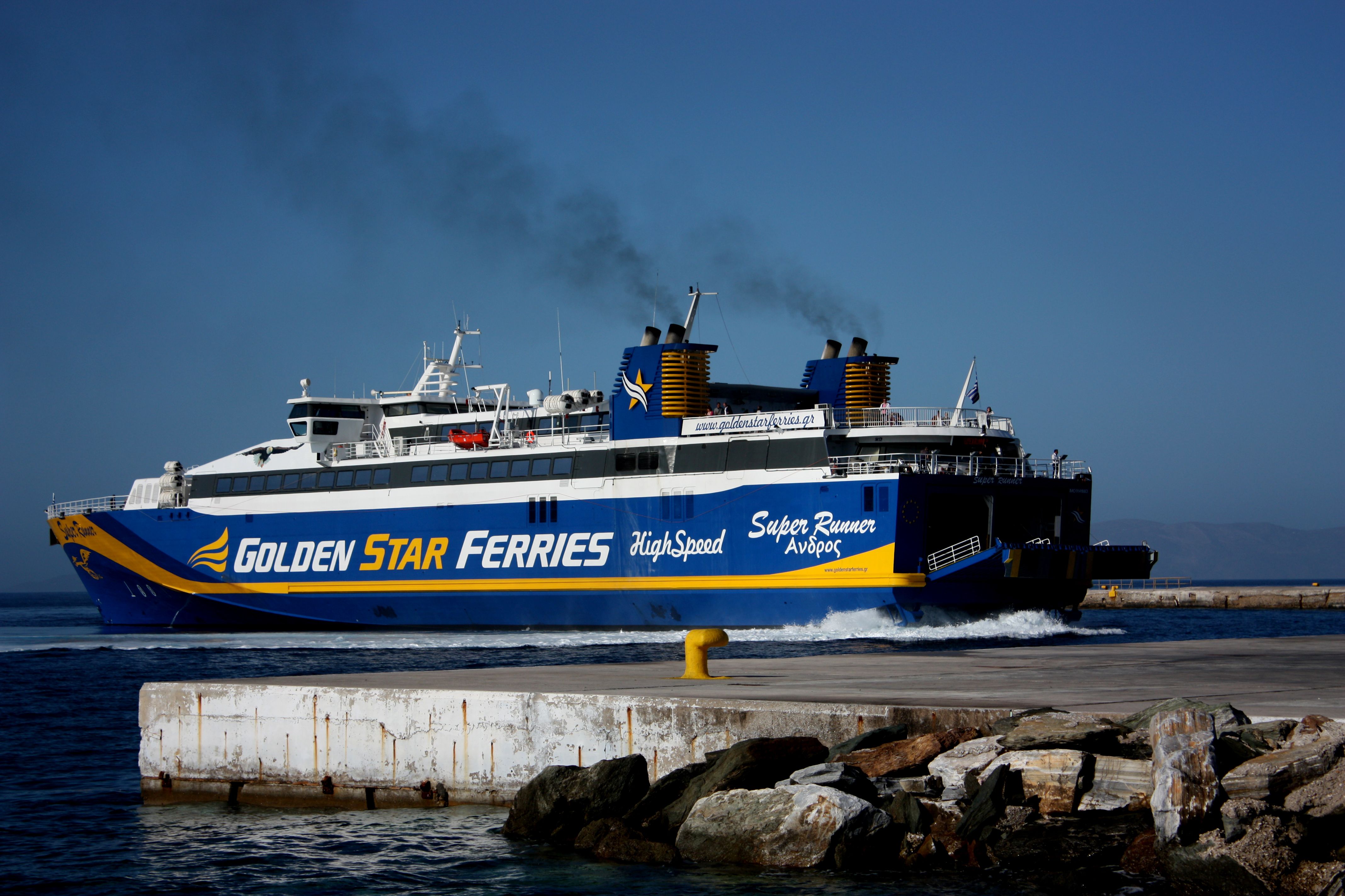 Ferry arriving at Tinos.JPG