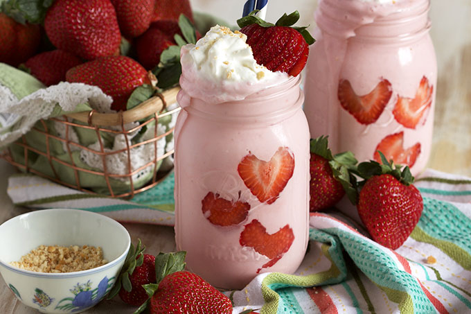 1488391677-strawberry-cheesecake-smoothie-7.jpg