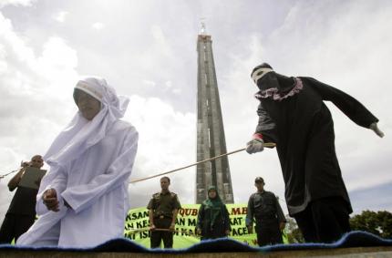 2017-02-indonesia-asia-aceh-caning.jpg