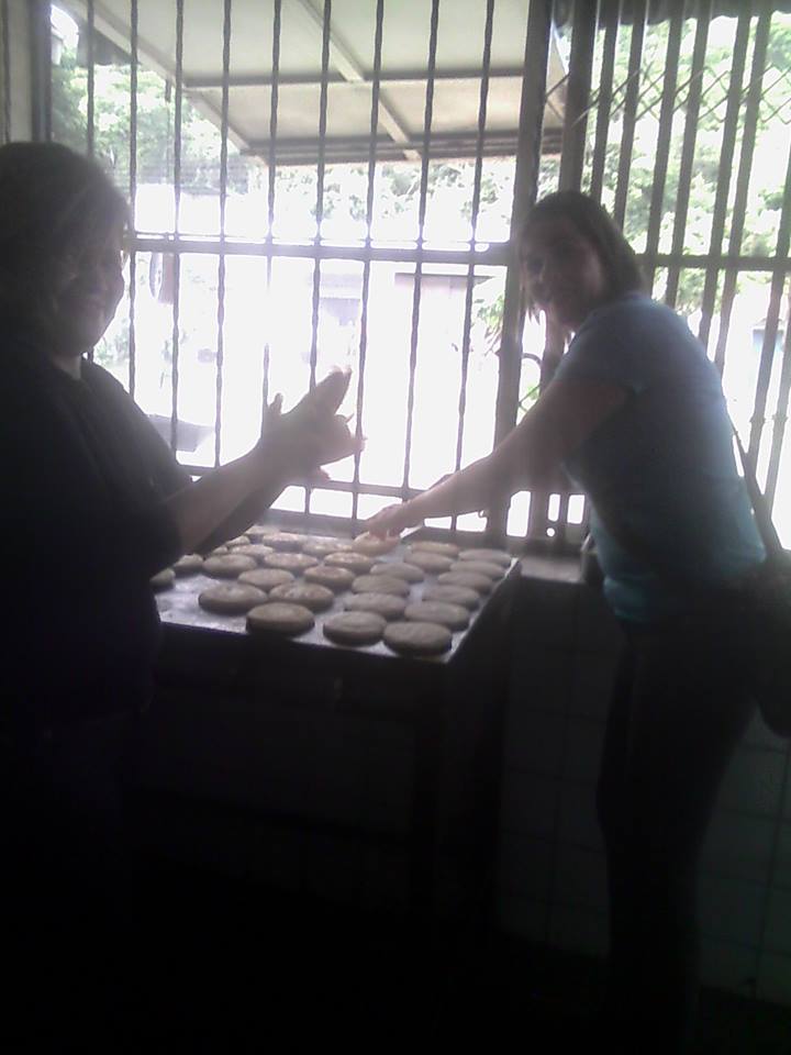 haciendo arepas.jpg