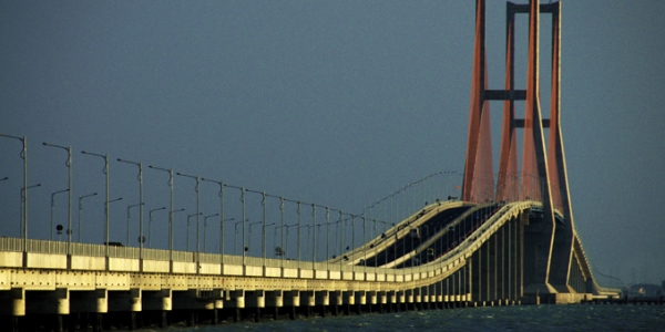 Jembatan-Suramadu.jpg