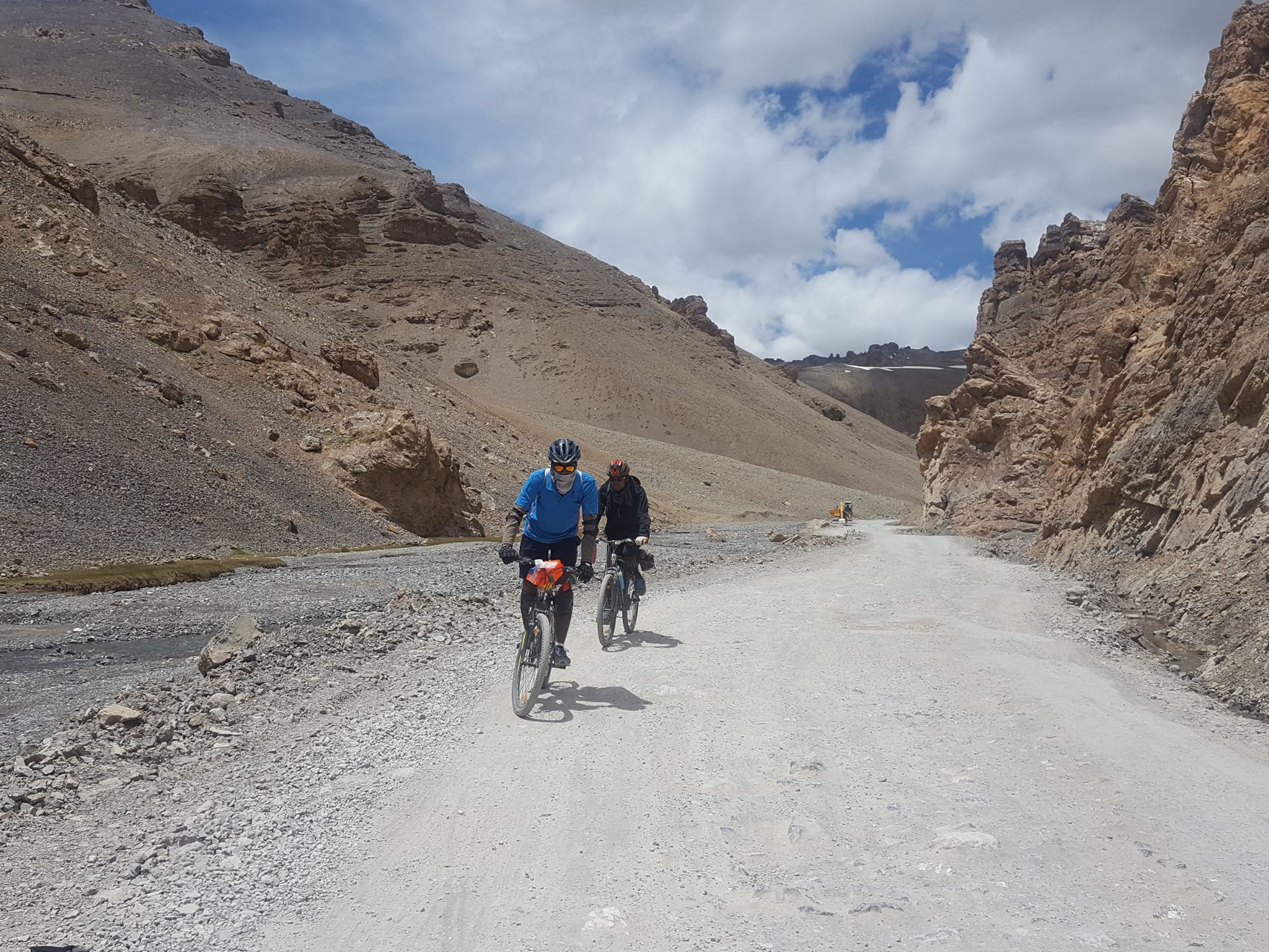 dusty road leh.jpg